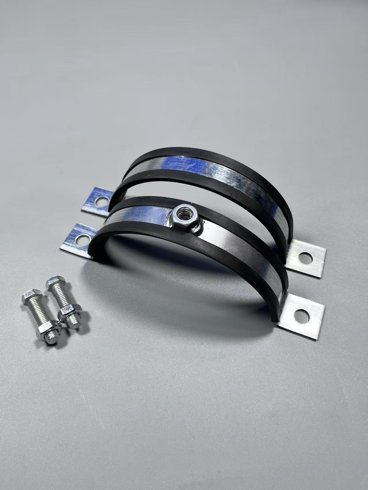 Rubber lined split pipe clamp