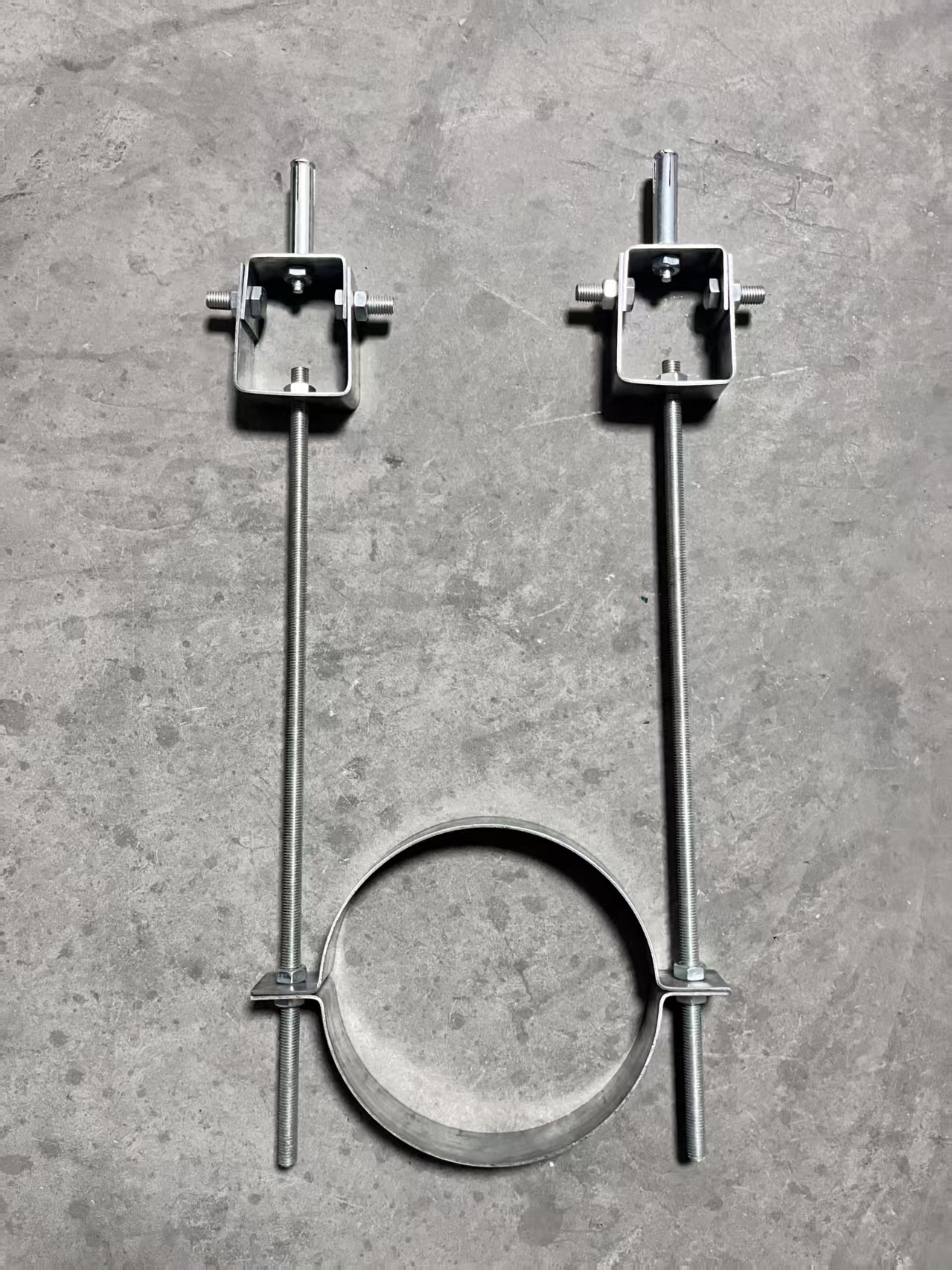 Split pipe clamp with long rods